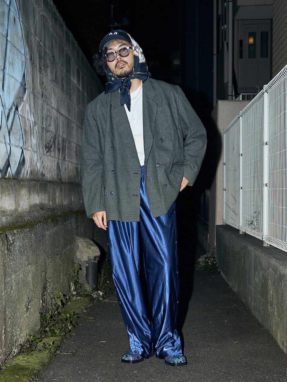 「ブーツ、レザー、ブルー、ショートブーツ、スカーフ、スポーツミックス、古着MIX、きれいめカジュアル、トラックパンツ、オトナカジュアル、アルフレッド･バニスター(alfredoBANNISTER)」｜「alfredoBANNISTERのオブリーク パイソン チャッカ ブーツ（ブーツ、ブルー系）」を使った、明賀健太さん（メンズ・178cm）の秋コーディネートの2枚目の写真