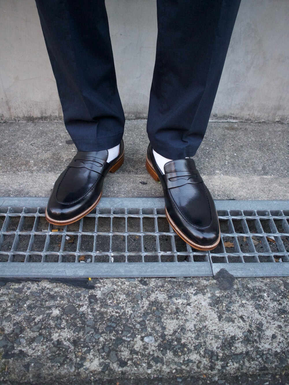 ブラック系のローファーを着用したメンズの春コーディネートの4枚目の写真