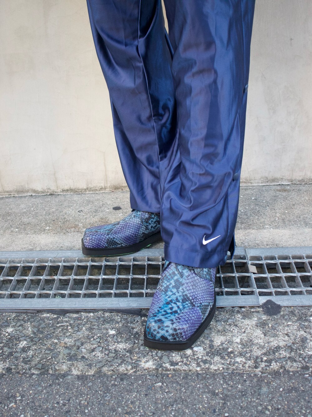 ブルー系のブーツ、ブラック系のブーツを着用したメンズの夏コーディネートの3枚目の写真