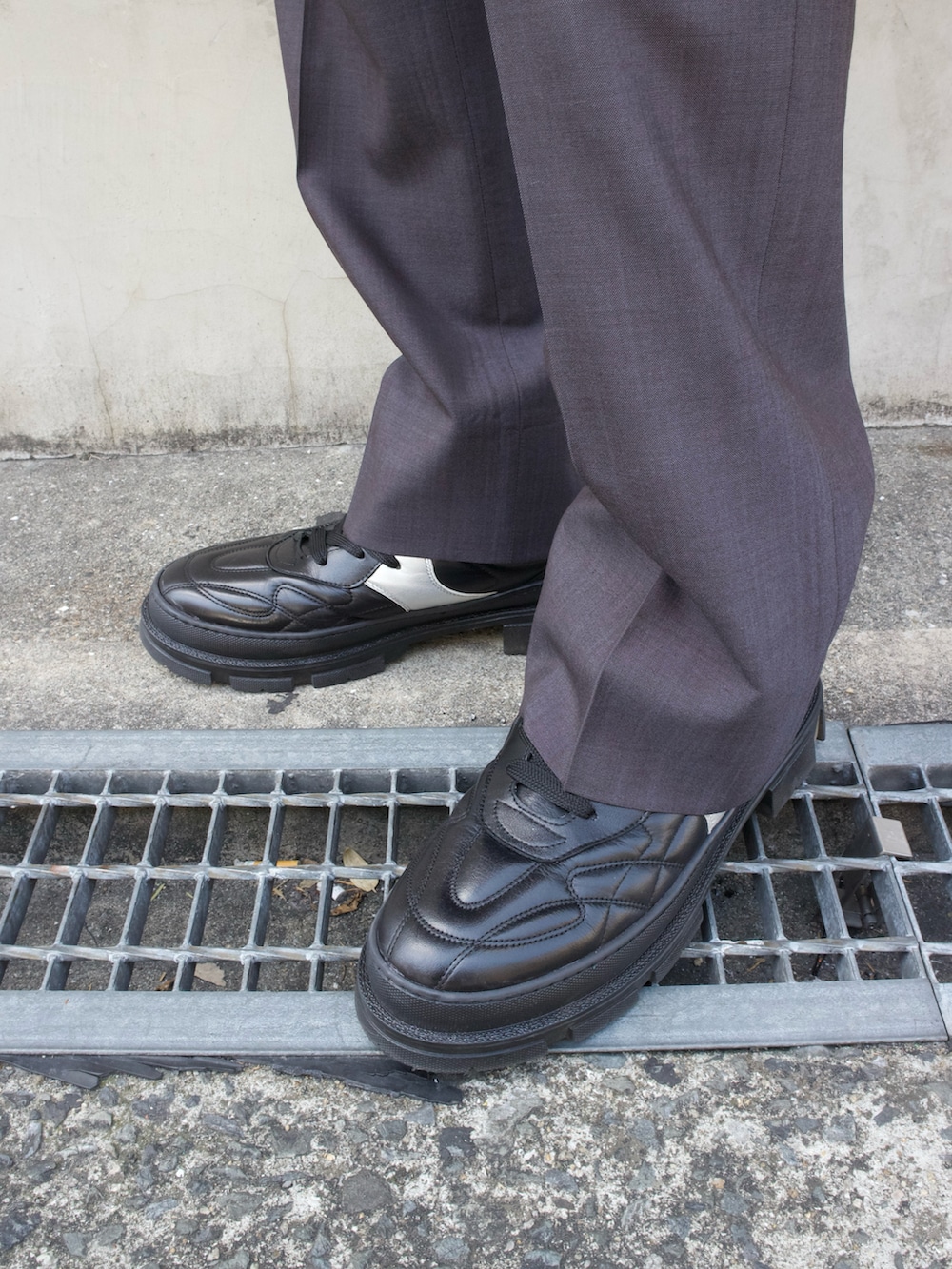 ブラック系のスニーカーを着用したメンズの夏コーディネートの3枚目の写真