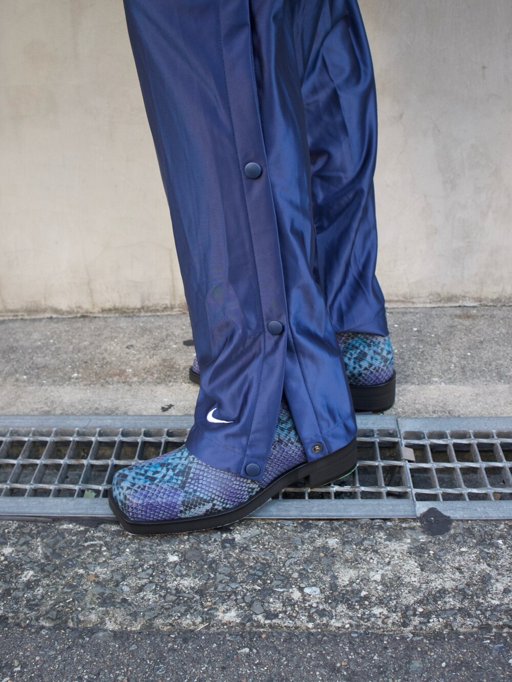 ブルー系のブーツ、ブラック系のブーツを着用したメンズの夏コーディネートの4枚目の写真