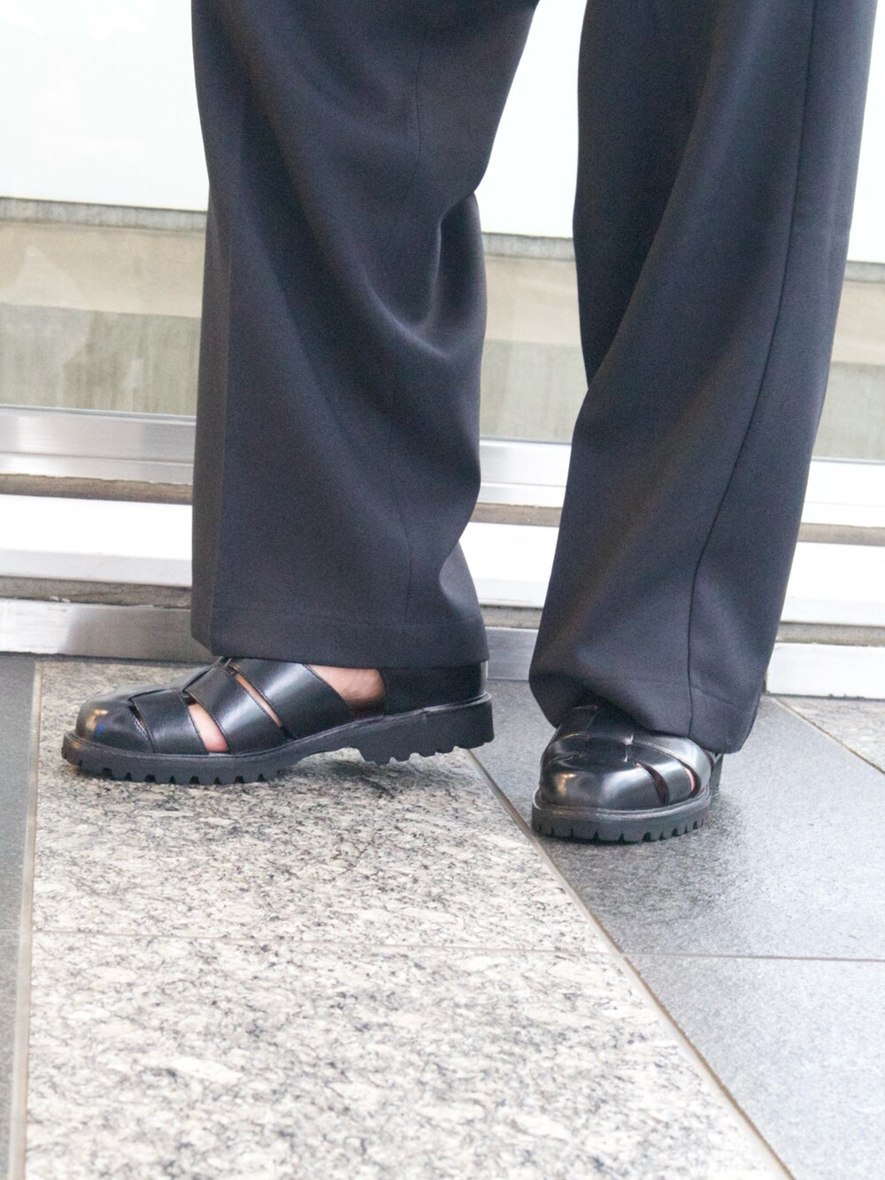 ブラック系のサンダルを着用したメンズの夏コーディネートの3枚目の写真