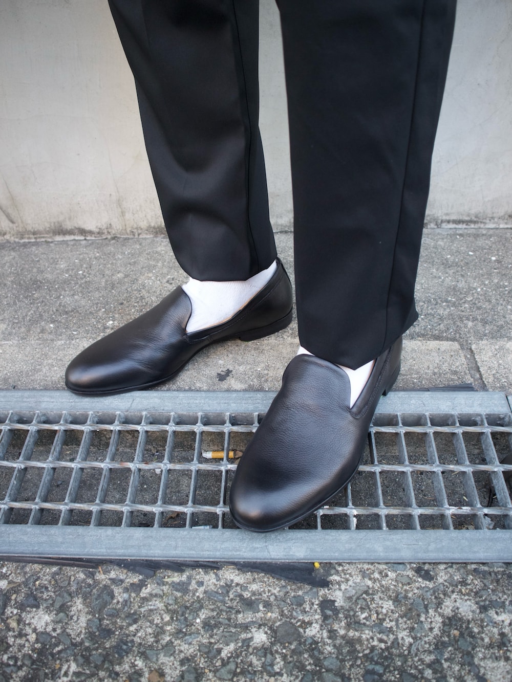 ブラック系のトートバッグ、ブラック系のスリッポンを着用したメンズの春コーディネートの4枚目の写真