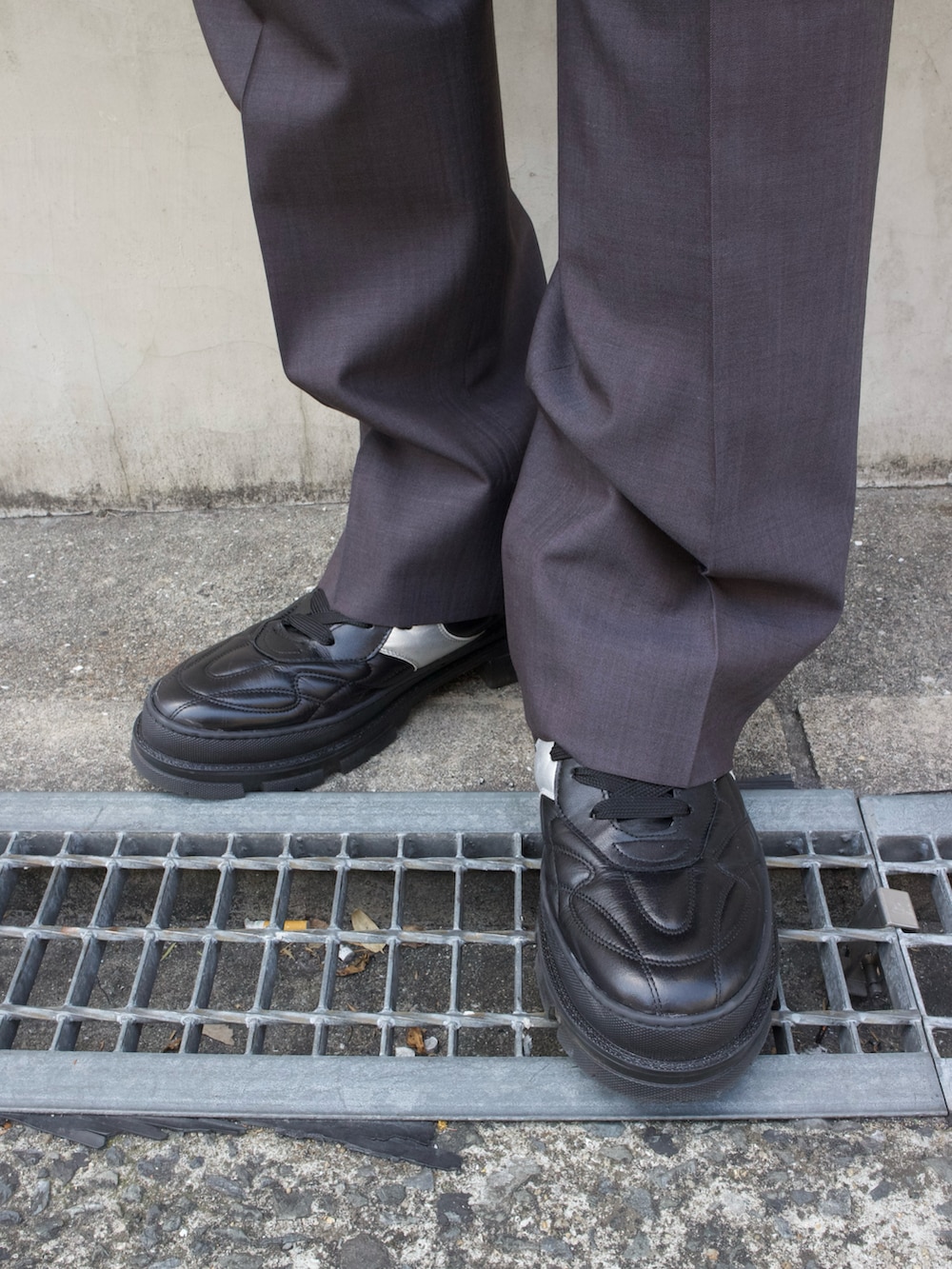 ブラック系のスニーカーを着用したメンズの夏コーディネートの4枚目の写真