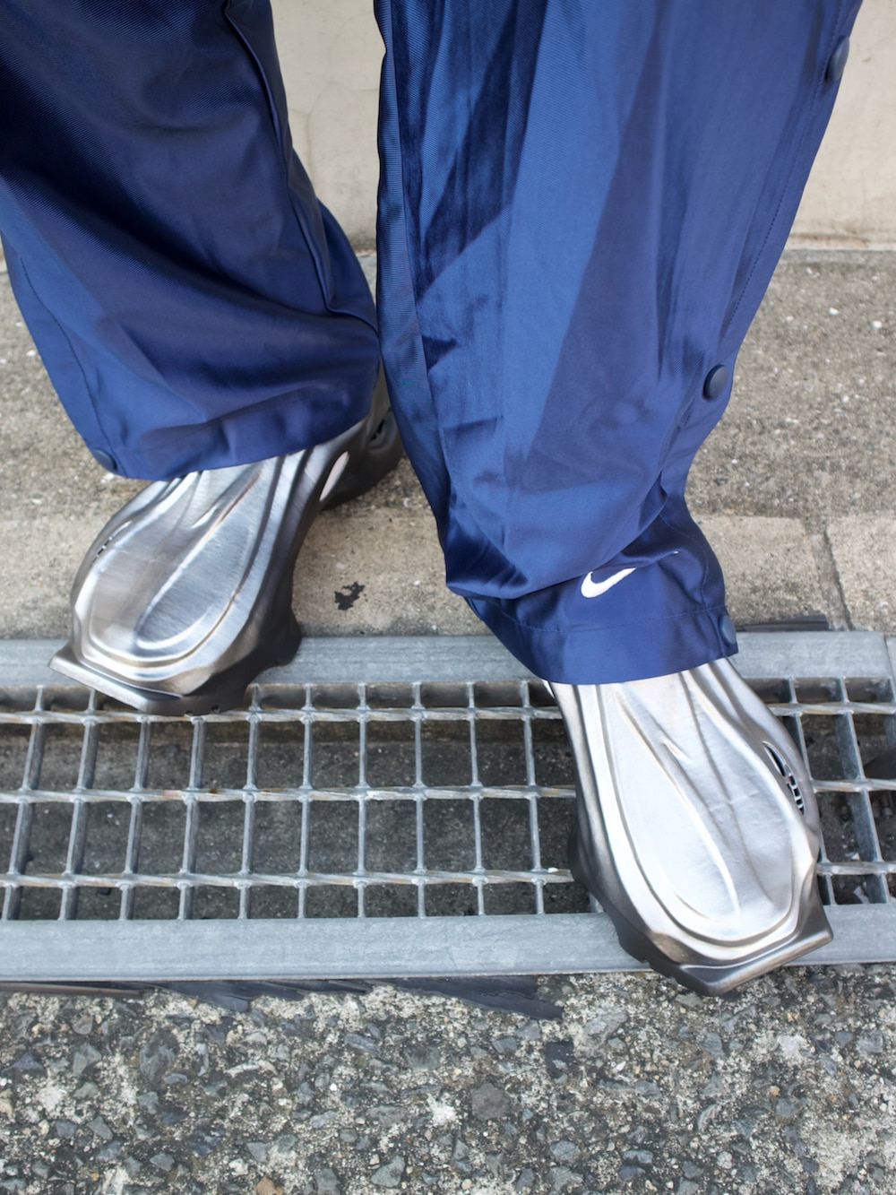 シルバー系のシューズを着用したメンズの秋コーディネートの3枚目の写真