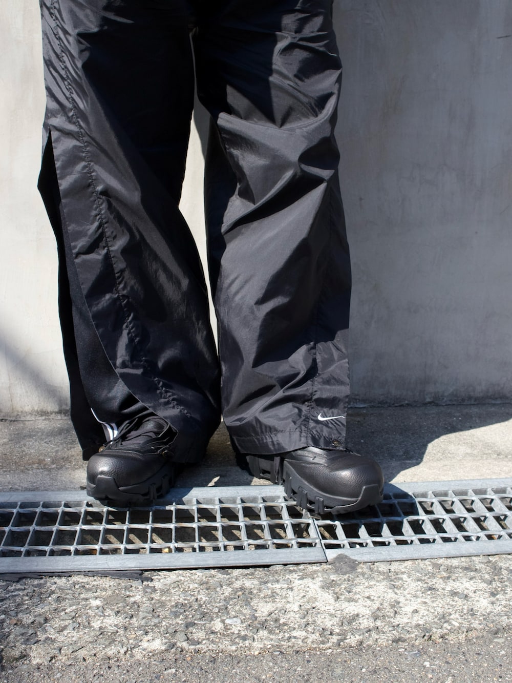 ブラック系のスニーカーを着用したメンズの冬コーディネートの3枚目の写真