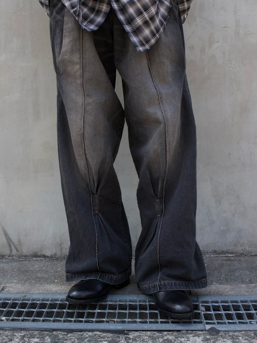 ブラック系のブーツを着用したメンズの春コーディネートの3枚目の写真