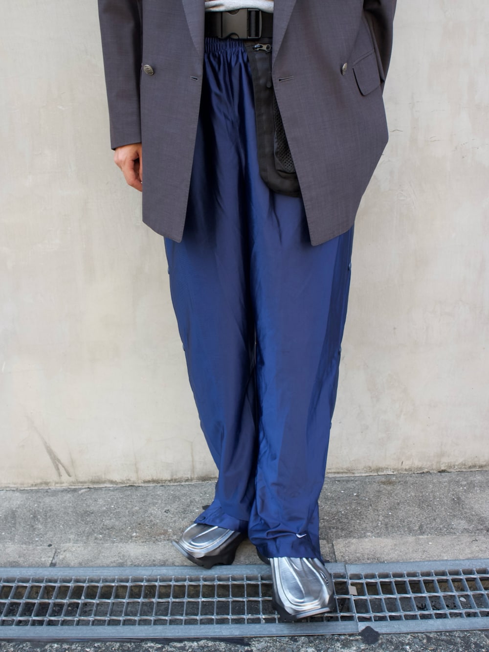 シルバー系のシューズを着用したメンズの秋コーディネートの2枚目の写真