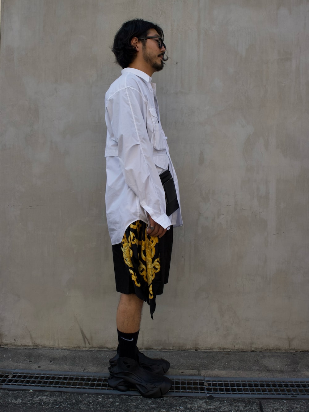 ブラック系のトートバッグ、ブラック系のシューズを着用したメンズの秋コーディネートの4枚目の写真