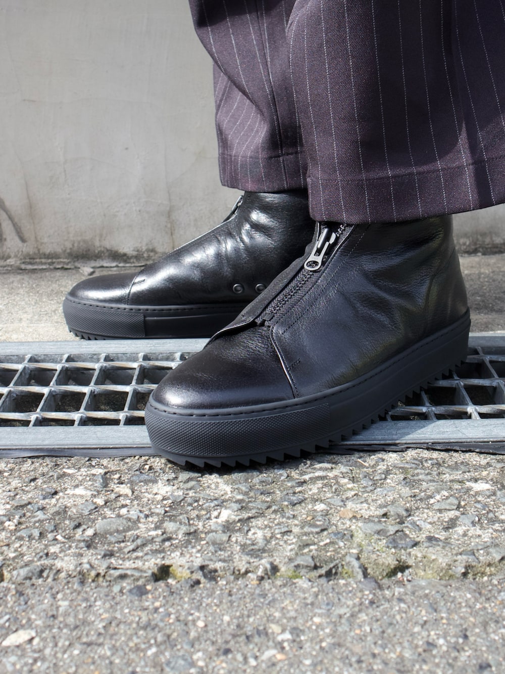 ブラック系のスニーカー、ホワイト系のスニーカーを着用したメンズの秋コーディネートの3枚目の写真