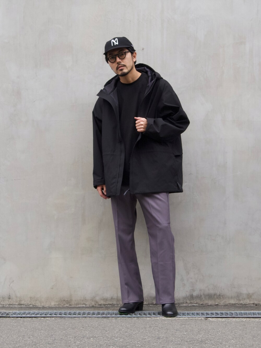 ブラック系のジャケット/アウター、グレー系のスラックス、ブラック系のドレスシューズを着用したメンズの冬コーディネートの2枚目の写真