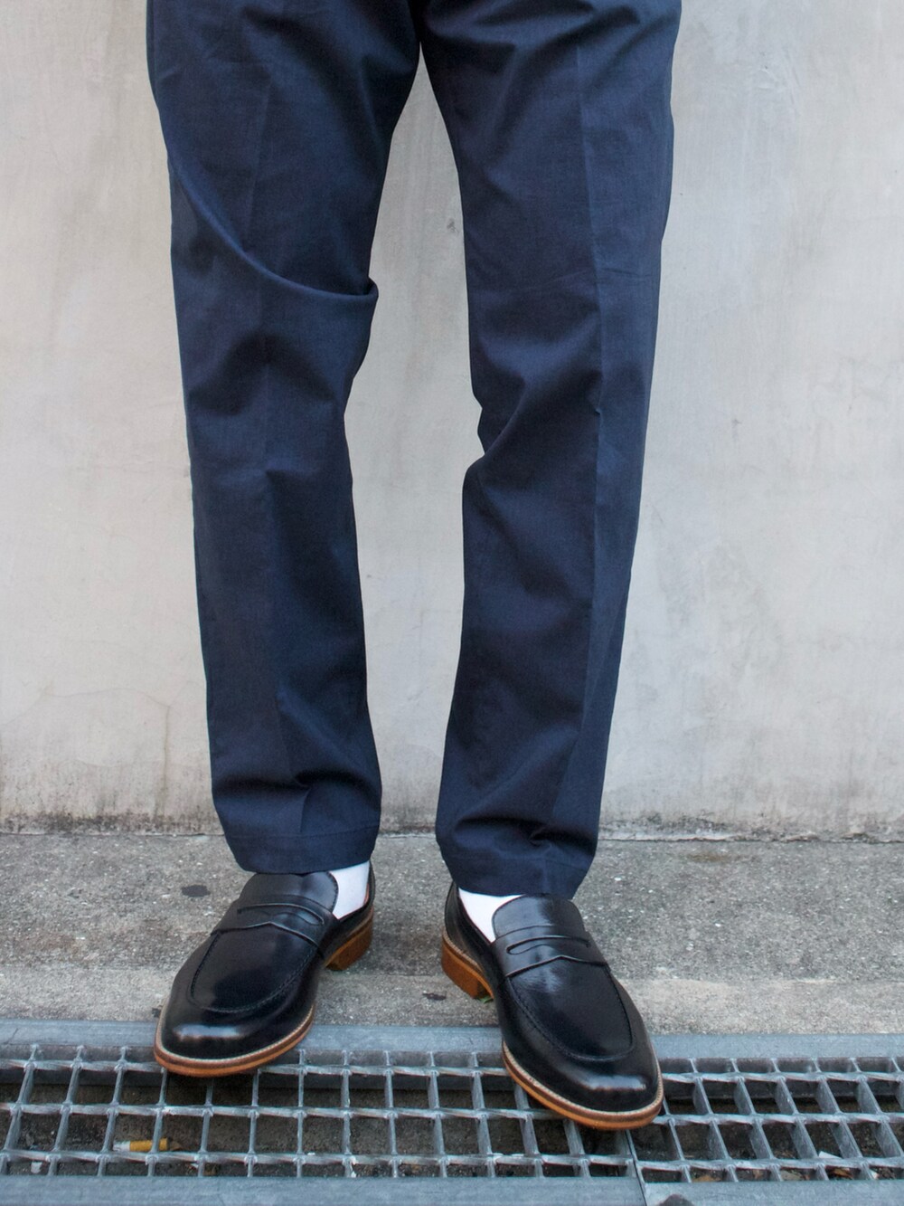 ブラック系のローファーを着用したメンズの春コーディネートの2枚目の写真