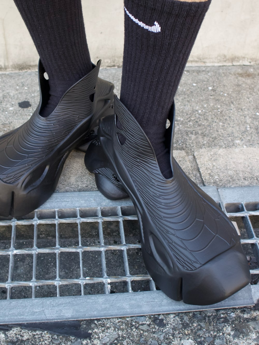 ブラック系のトートバッグ、ブラック系のシューズを着用したメンズの秋コーディネートの5枚目の写真