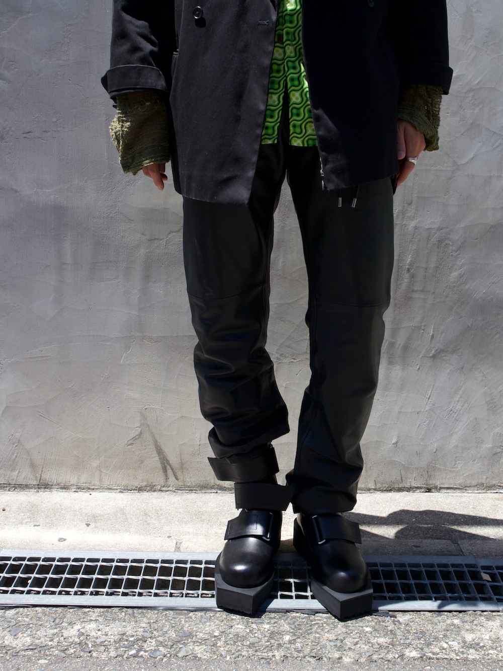 ブラック系のブーツ、レッド系のブーツを着用したメンズの夏コーディネートの3枚目の写真