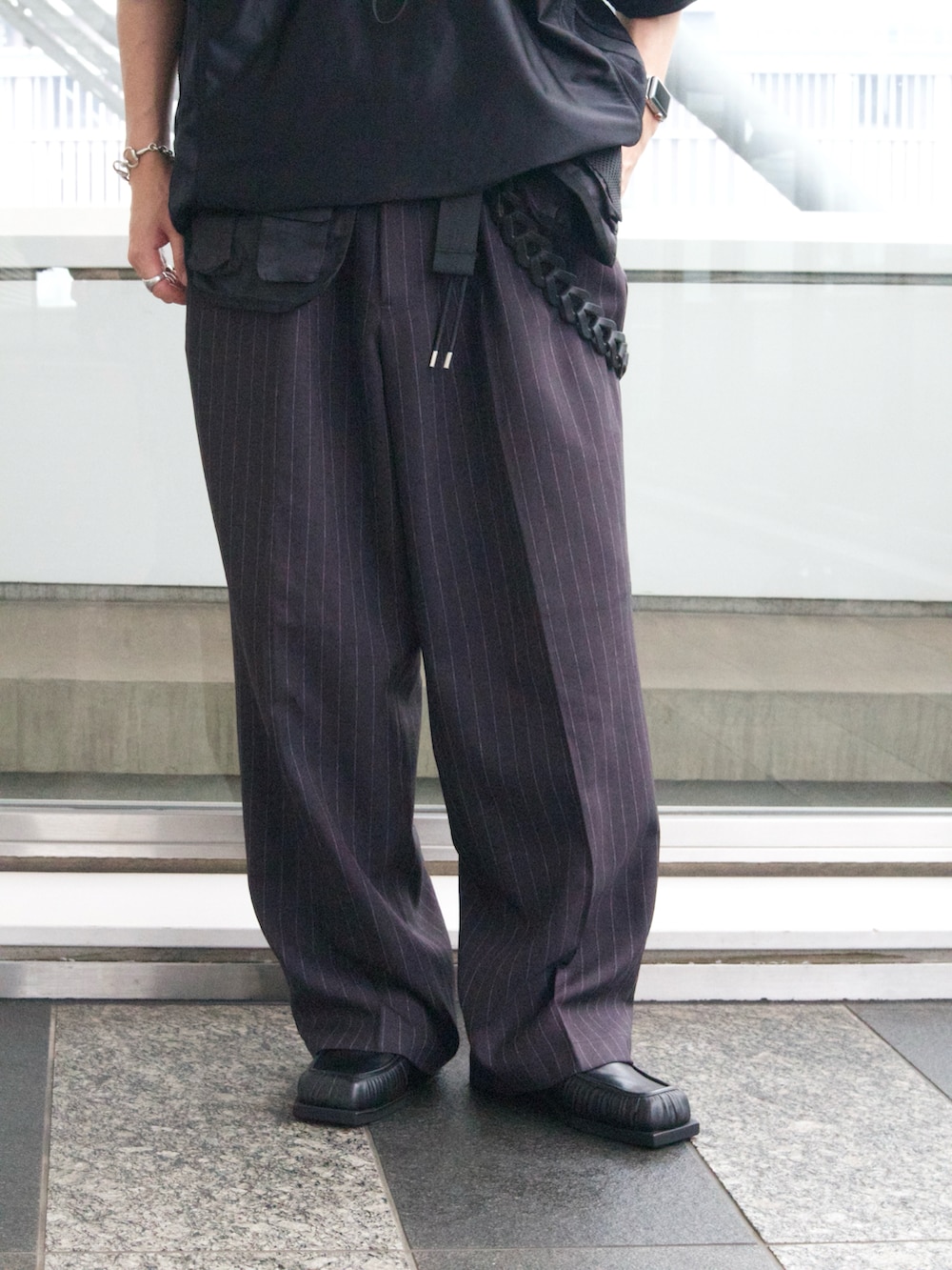 ブラック系のスリッポンを着用したメンズの夏コーディネートの2枚目の写真