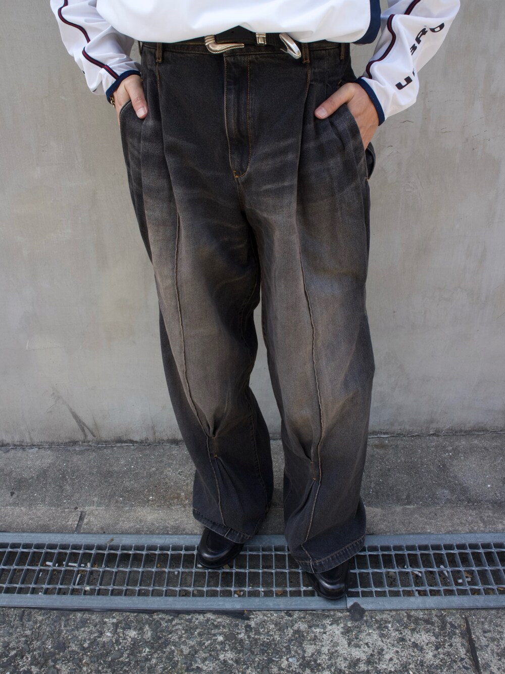 ブラック系のローファーを着用したメンズの春コーディネートの2枚目の写真