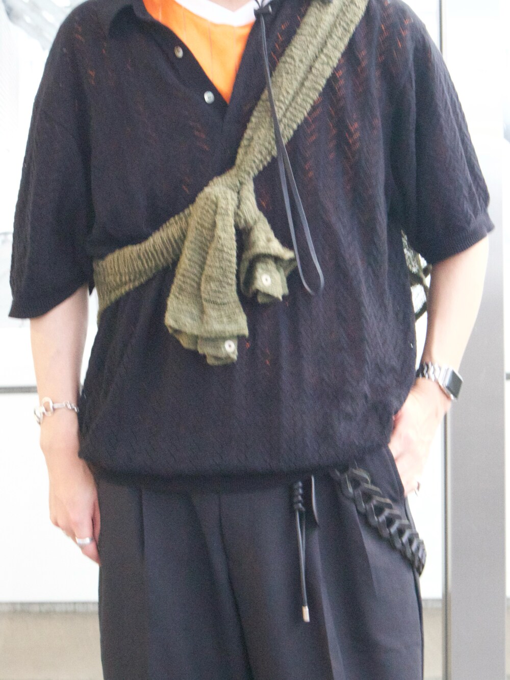 ブラック系のサンダルを着用したメンズの夏コーディネートの2枚目の写真