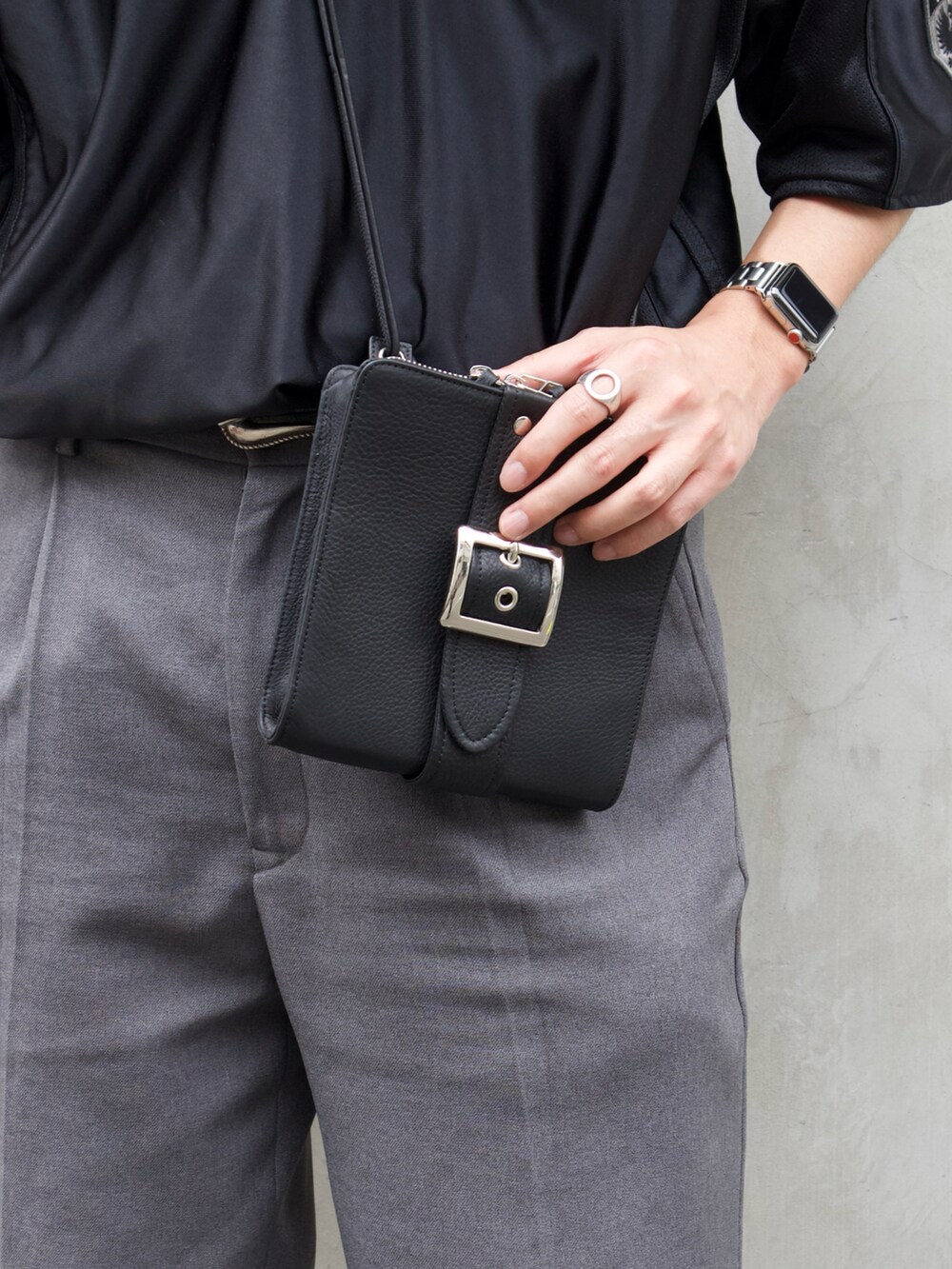 ブラック系のショルダーバッグ、ブラック系のサンダルを着用したメンズの夏コーディネートの2枚目の写真