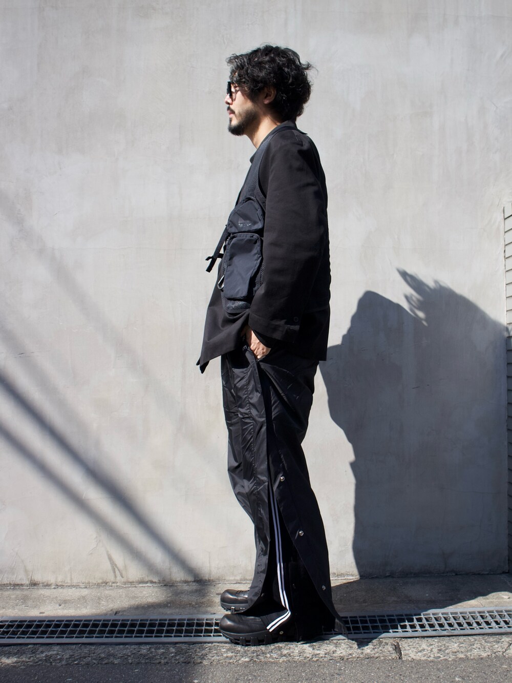 ブラック系のスニーカーを着用したメンズの冬コーディネートの2枚目の写真