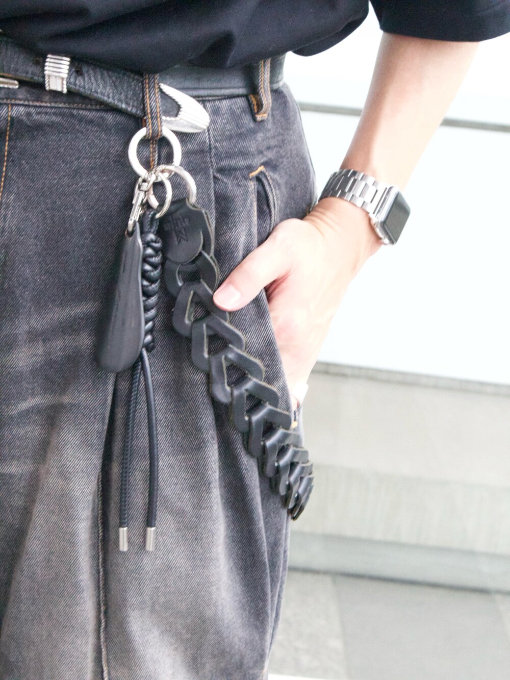 ブラック系のスリッポン、ブラック系のその他小物を着用したメンズの夏コーディネートの2枚目の写真