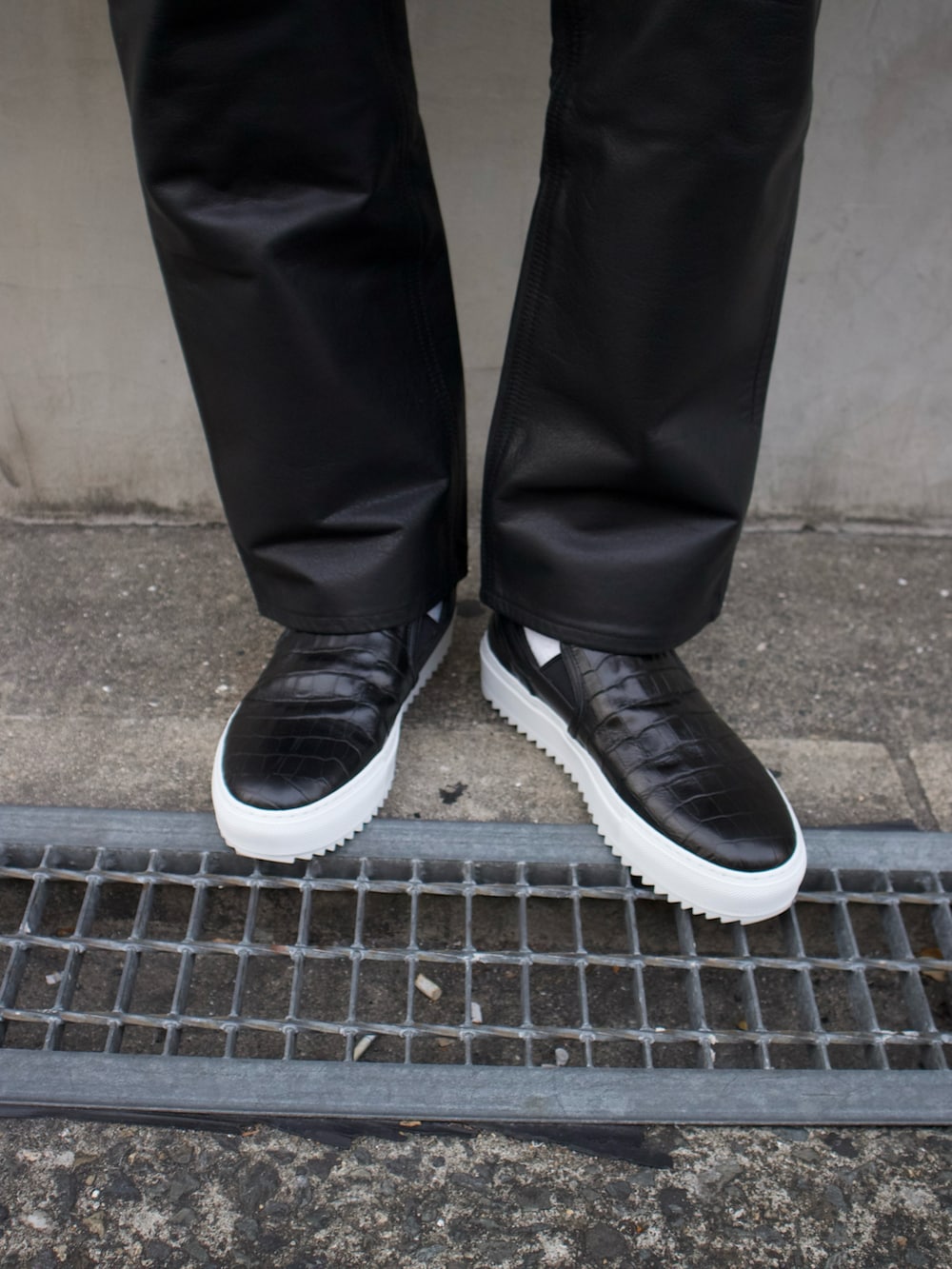 ブラック系のスニーカーを着用したメンズの春コーディネートの3枚目の写真