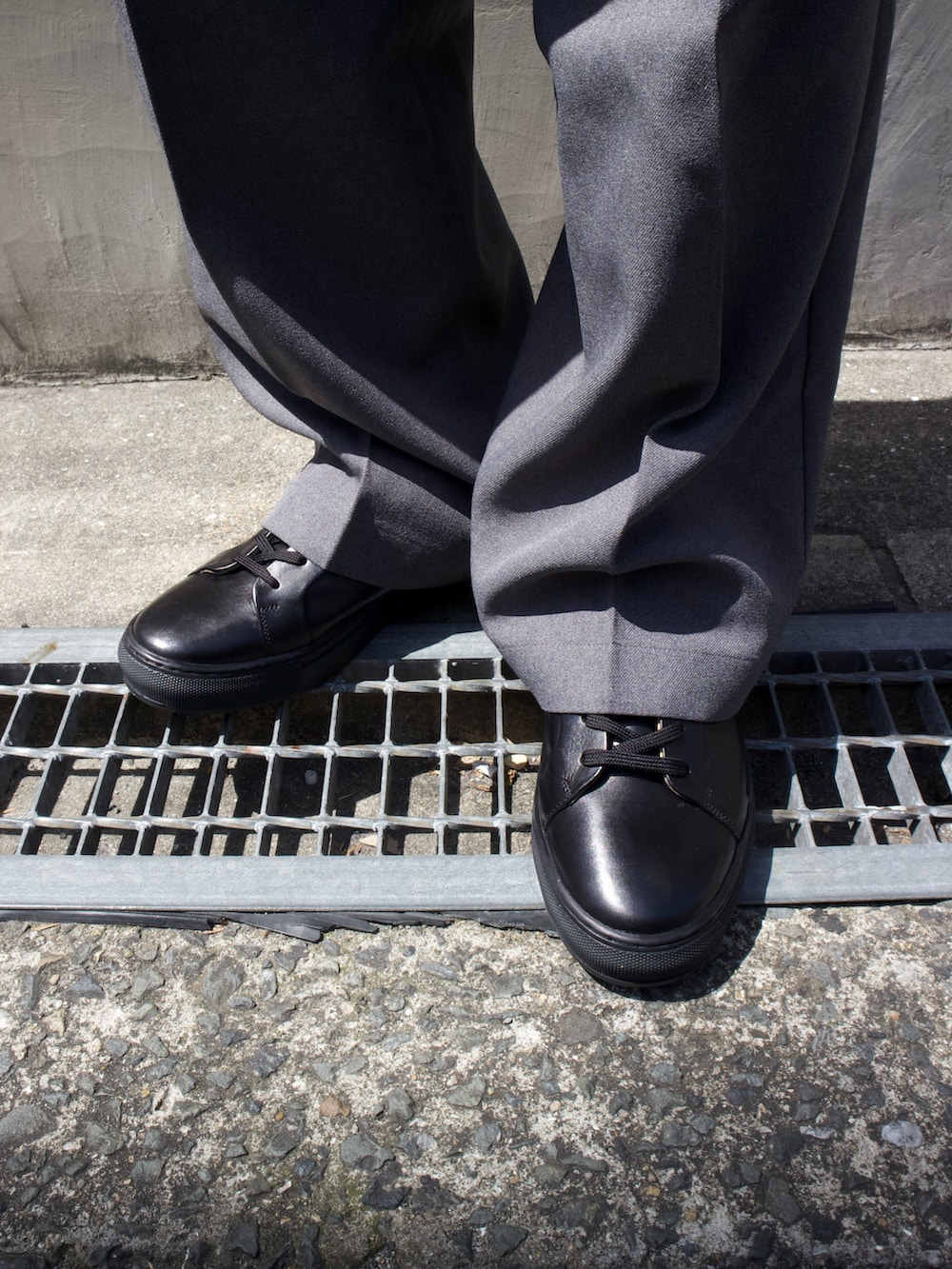 ブラック系のスニーカーを着用したメンズの春コーディネートの5枚目の写真