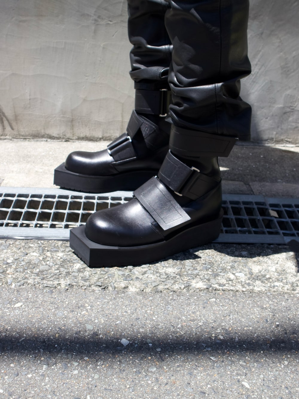 ブラック系のブーツ、レッド系のブーツを着用したメンズの夏コーディネートの5枚目の写真