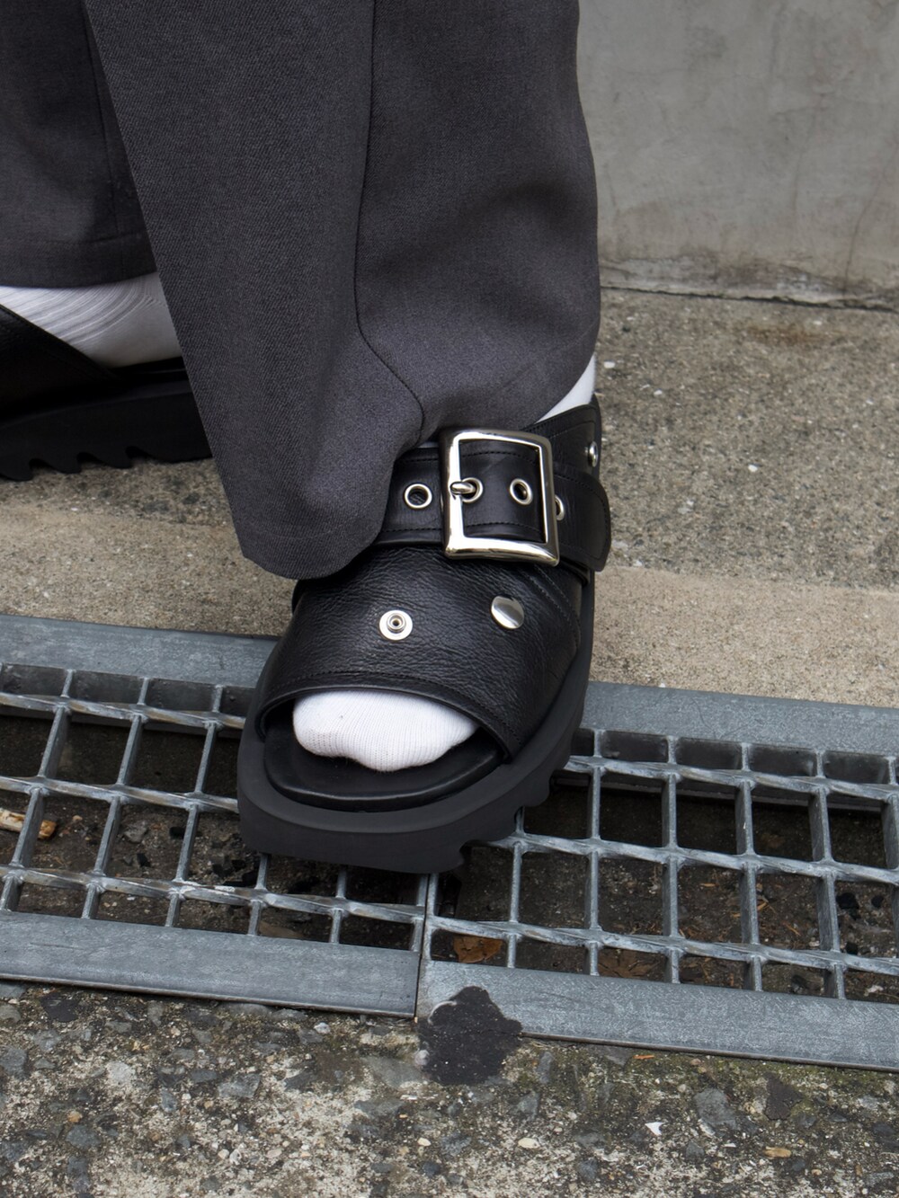 ブラック系のショルダーバッグ、ブラック系のサンダルを着用したメンズの夏コーディネートの3枚目の写真