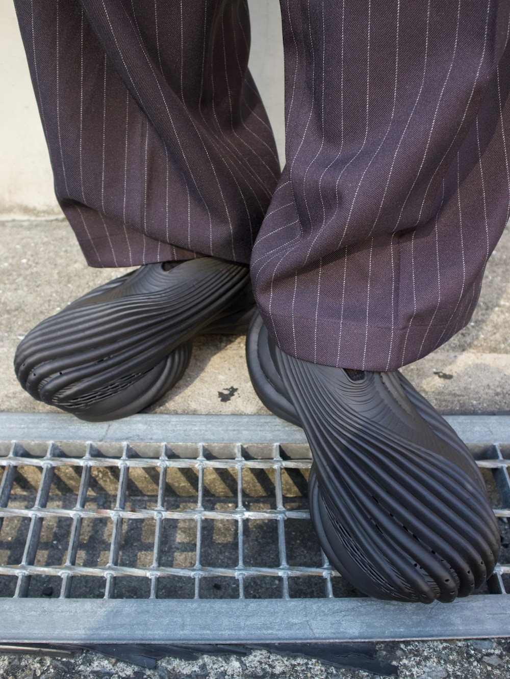 ブラック系のシューズを着用したメンズの秋コーディネートの3枚目の写真