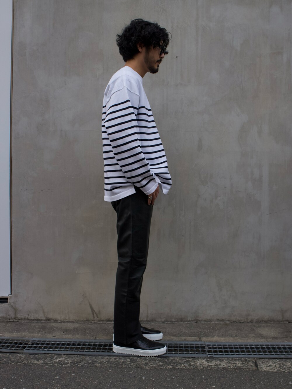 ブラック系のスニーカーを着用したメンズの春コーディネートの2枚目の写真