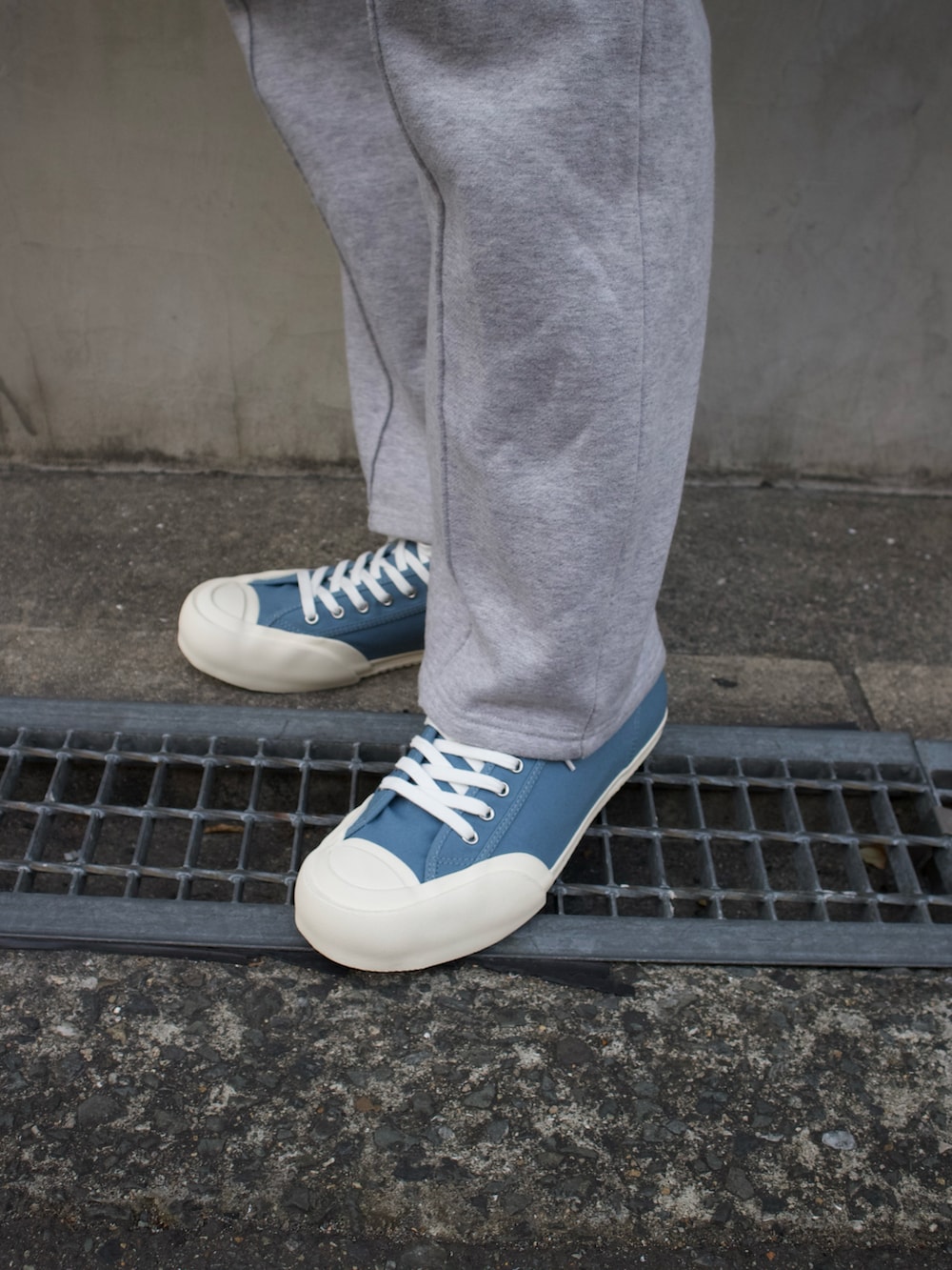 ブルー系のテーラードジャケット、ブルー系のスニーカーを着用したメンズの春コーディネートの4枚目の写真