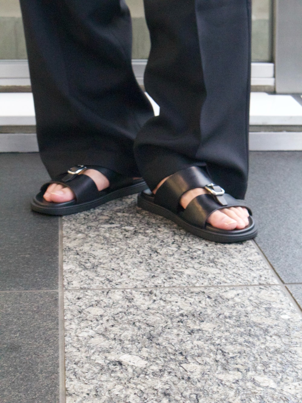 ブラック系のサンダルを着用したメンズの夏コーディネートの3枚目の写真