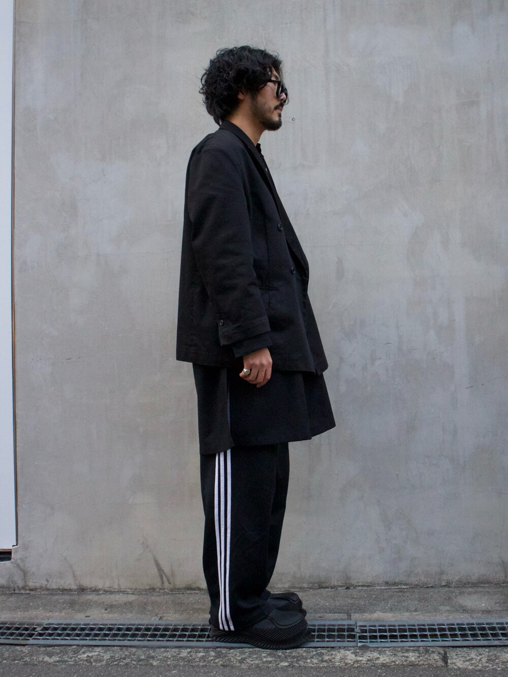 ブラック系のシャツ/ブラウス、ブラック系のシューズを着用したメンズの春コーディネートの2枚目の写真