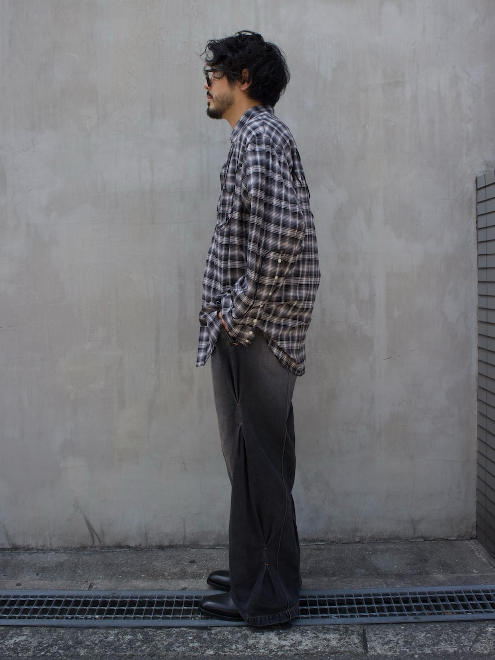 ブラック系のブーツを着用したメンズの春コーディネートの2枚目の写真