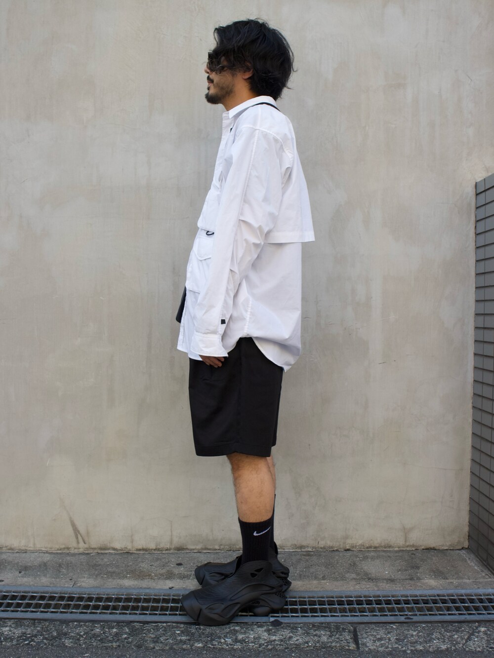 ブラック系のトートバッグ、ブラック系のシューズを着用したメンズの秋コーディネートの2枚目の写真