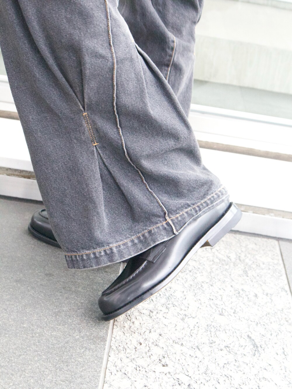 ブラック系のスリッポン、ブラック系のその他小物を着用したメンズの夏コーディネートの3枚目の写真