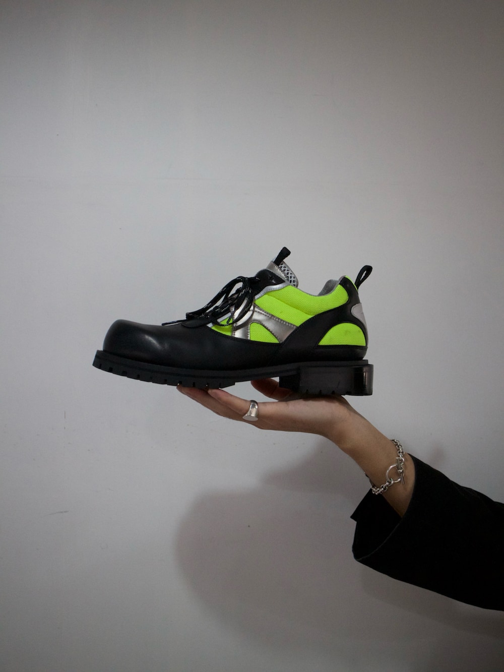 イエロー系のスニーカーを着用したメンズの冬コーディネートの2枚目の写真