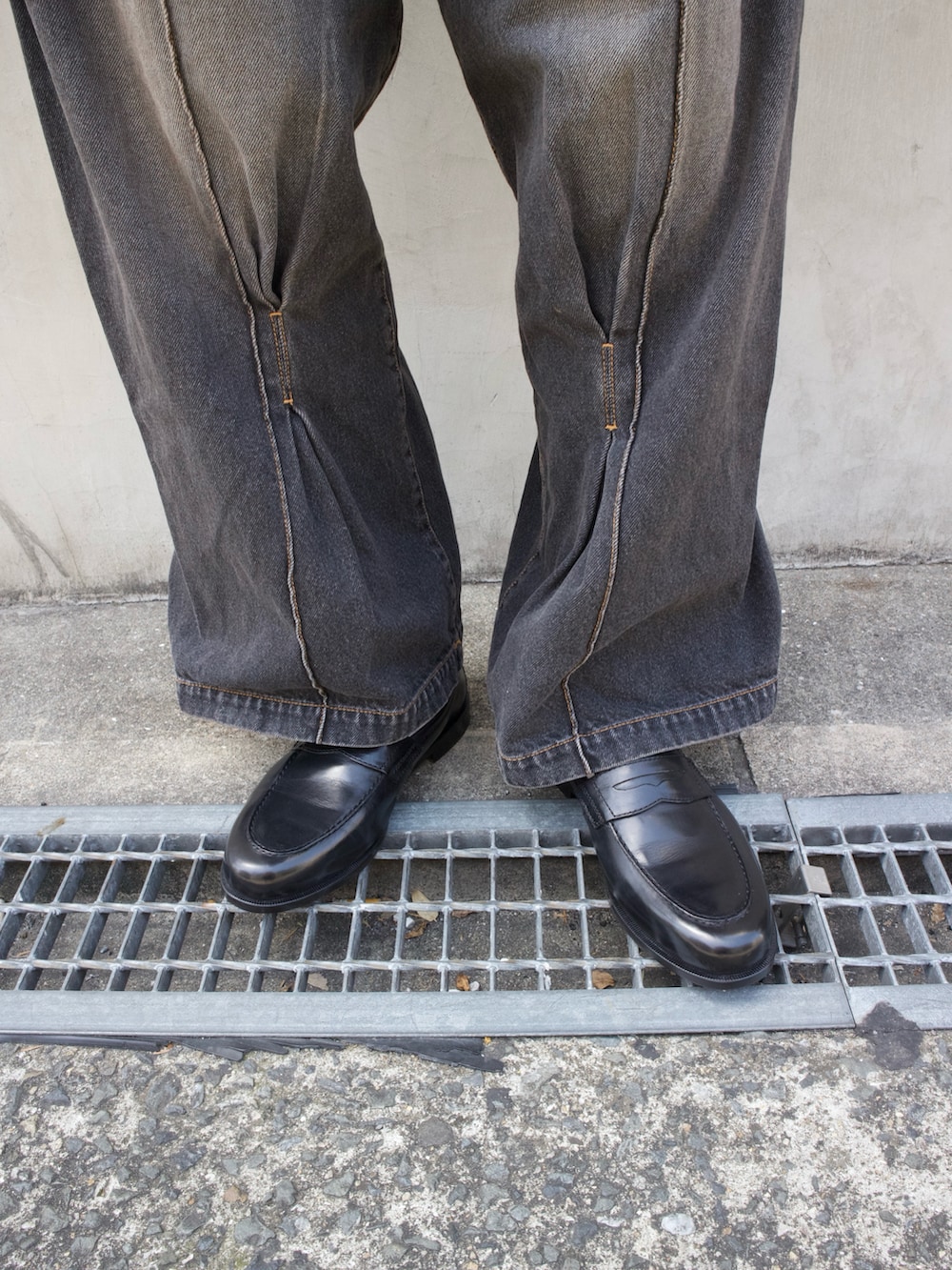 ブラック系のローファーを着用したメンズの春コーディネートの3枚目の写真