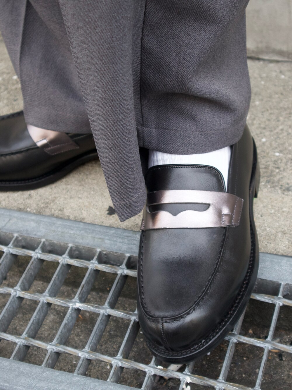 ブラック系のトートバッグ、その他のローファーを着用したメンズの夏コーディネートの5枚目の写真