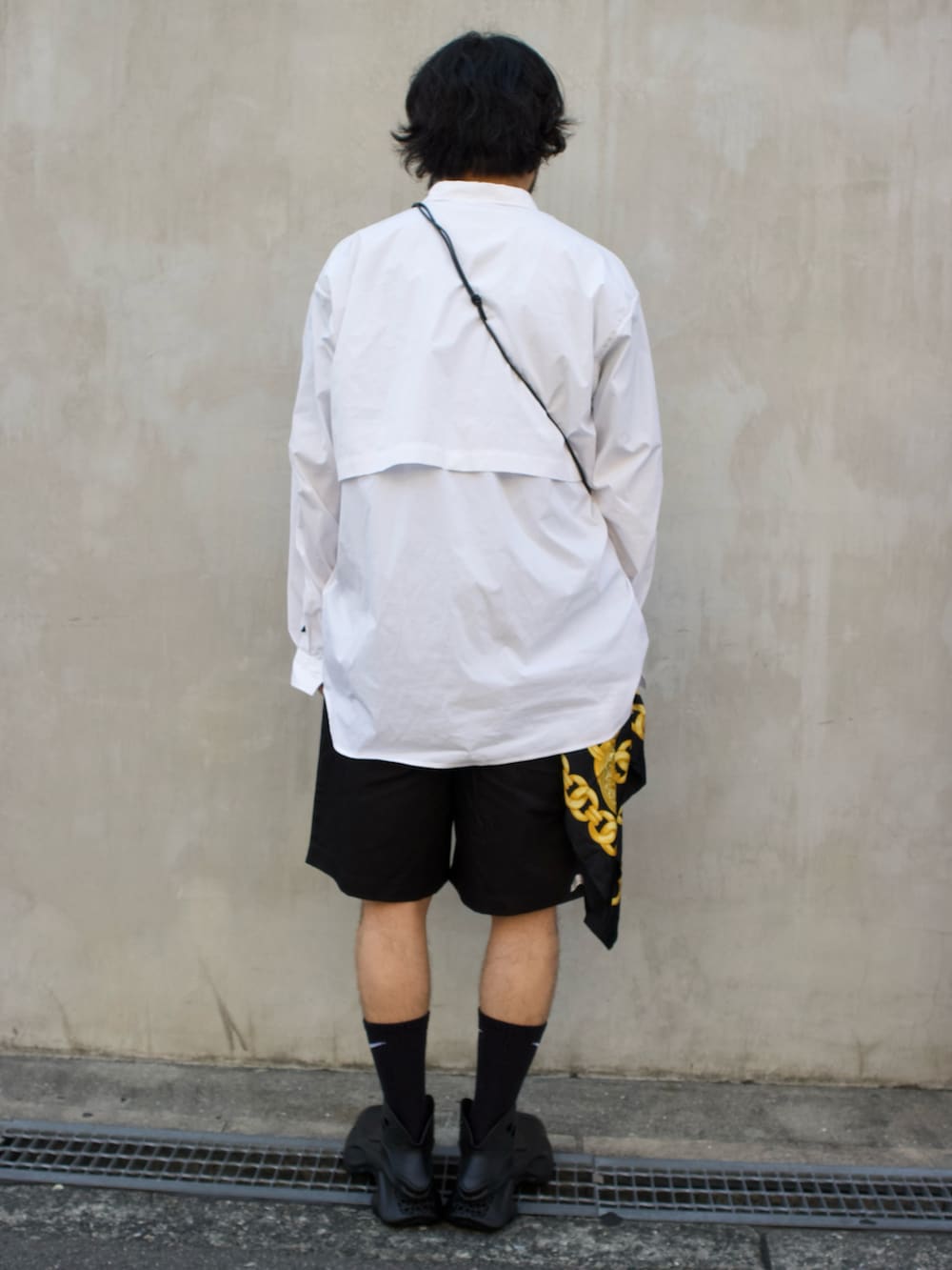 ブラック系のトートバッグ、ブラック系のシューズを着用したメンズの秋コーディネートの3枚目の写真