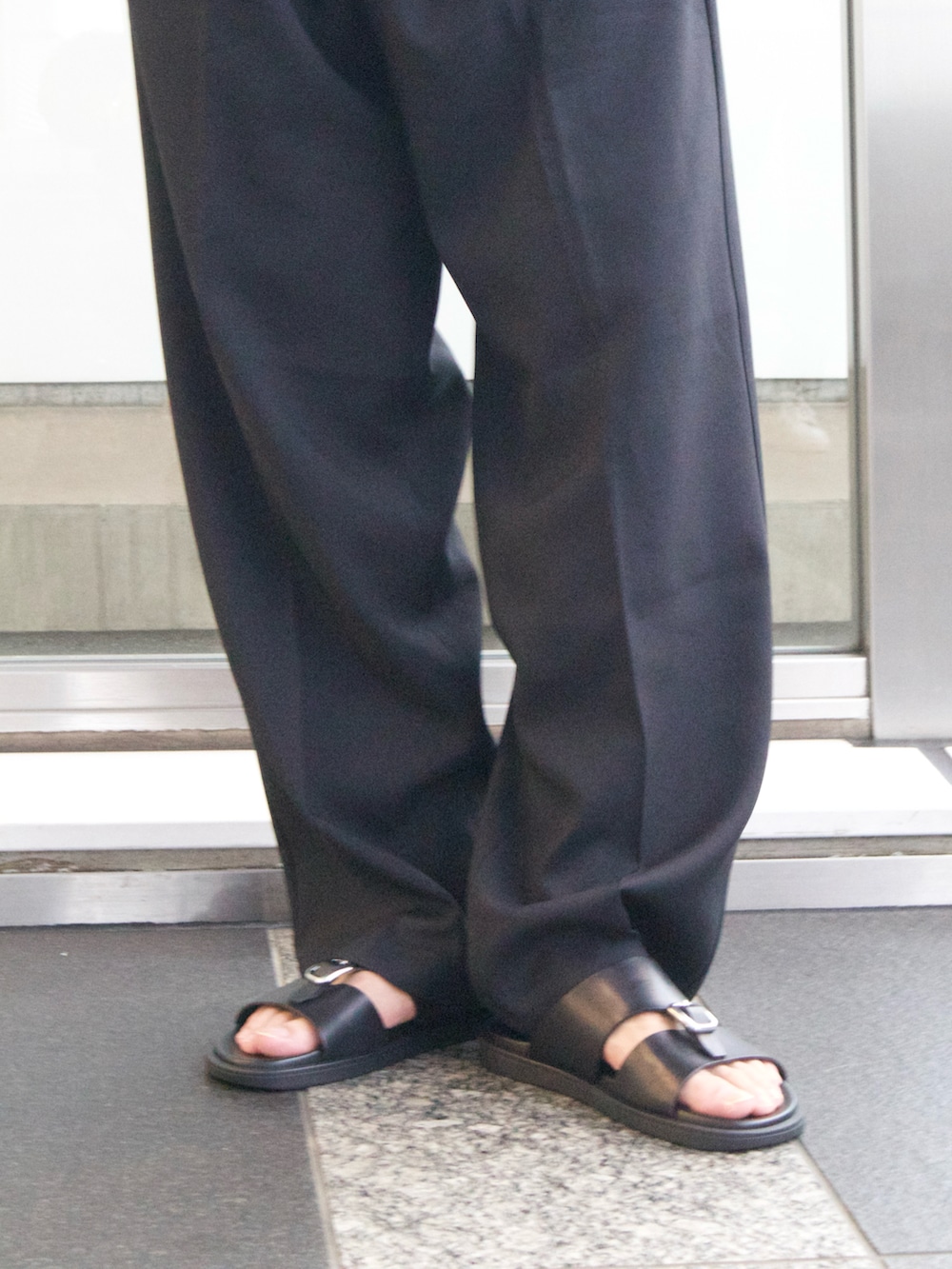 ブラック系のサンダルを着用したメンズの夏コーディネートの2枚目の写真