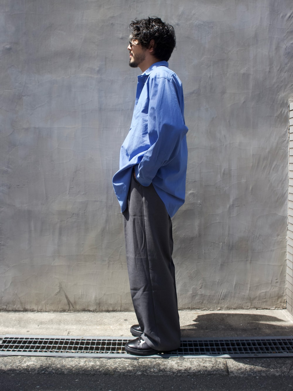 ブラック系のスニーカーを着用したメンズの春コーディネートの2枚目の写真