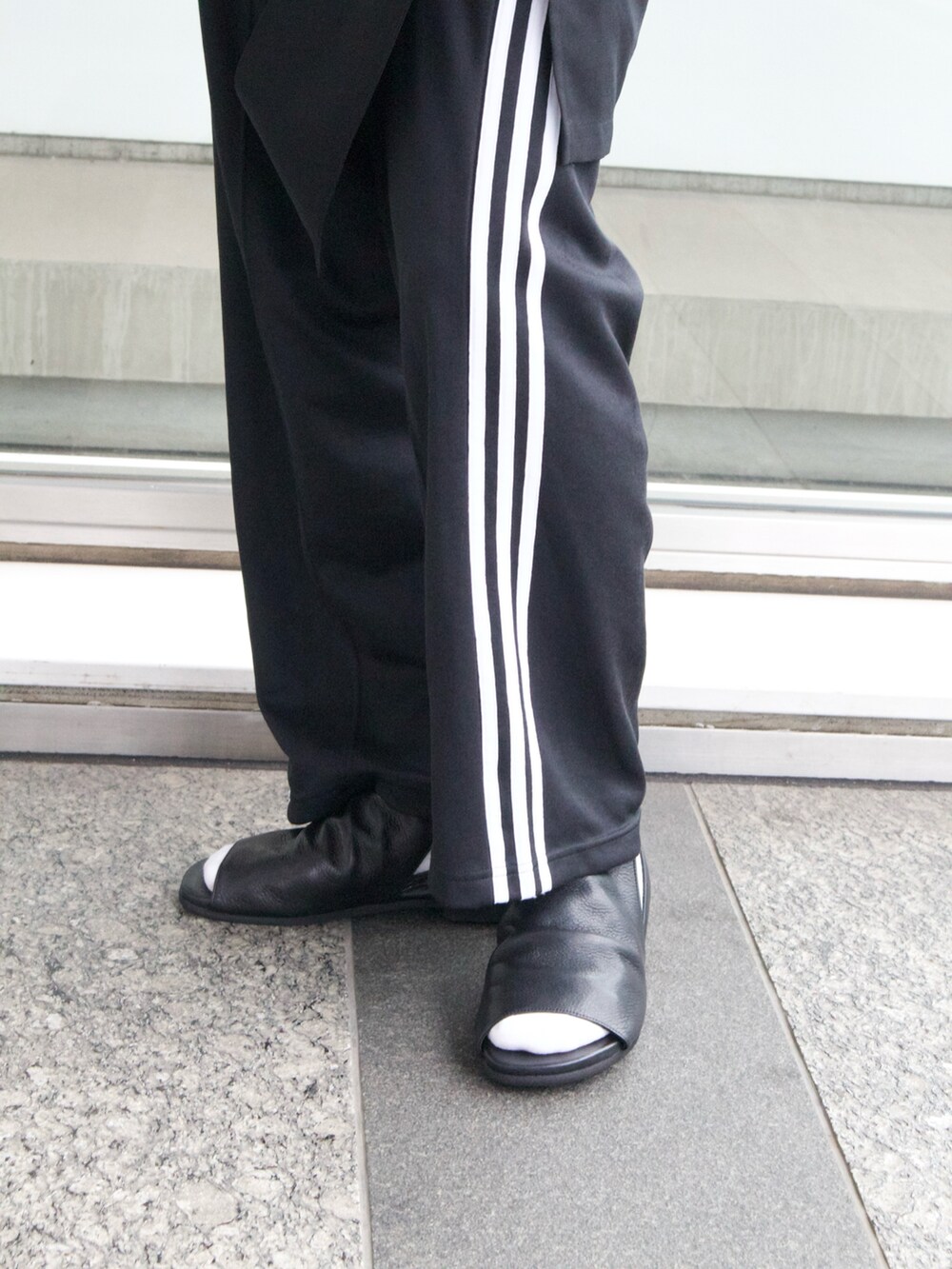 ブラック系のサンダルを着用したメンズの夏コーディネートの2枚目の写真