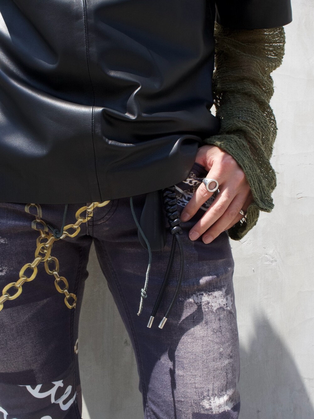 ブラック系のTシャツ/カットソー、ブラック系のデニムパンツ、ブラック系のブーツを着用したメンズの春コーディネートの3枚目の写真