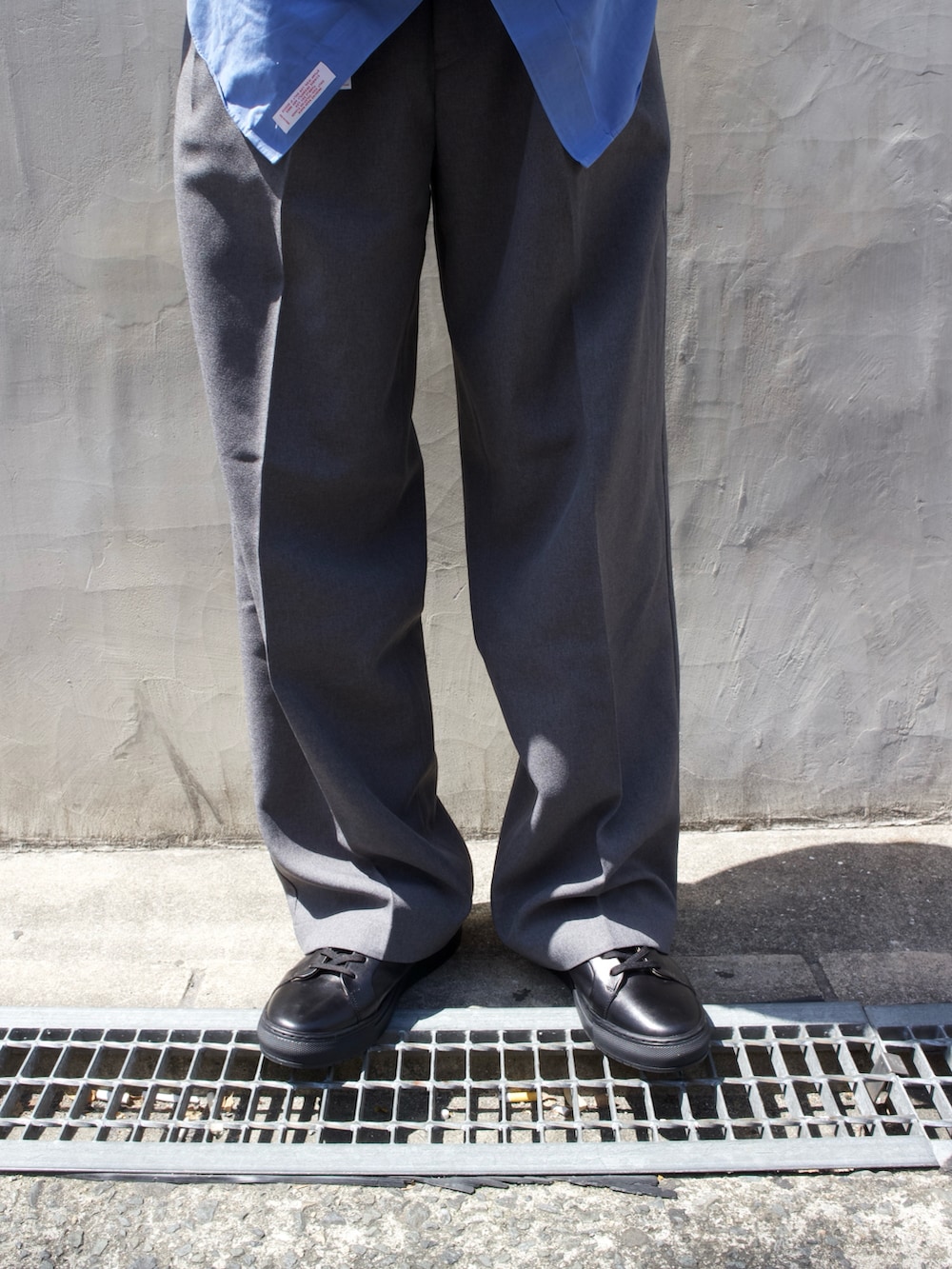 ブラック系のスニーカーを着用したメンズの春コーディネートの3枚目の写真