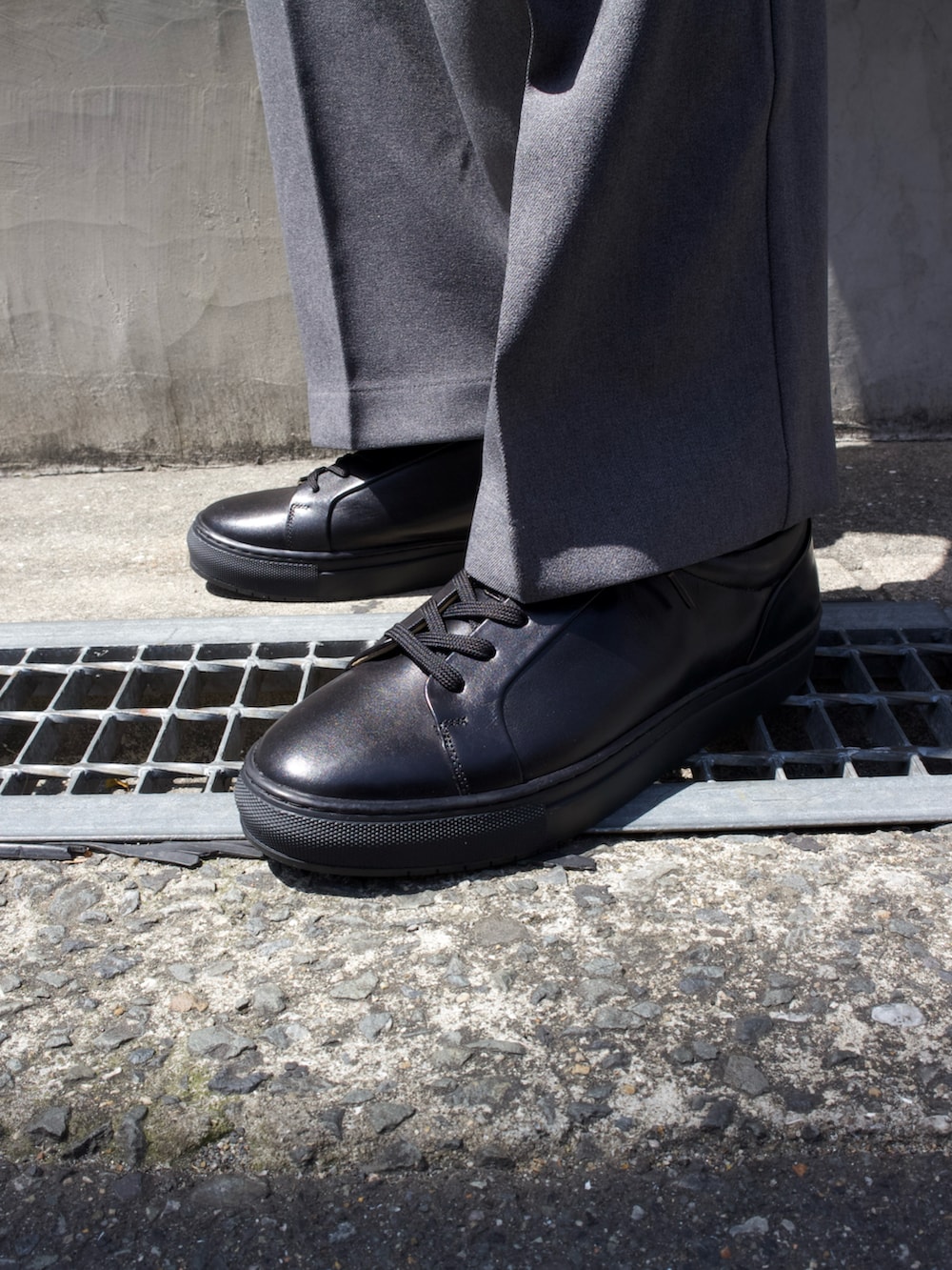 ブラック系のスニーカーを着用したメンズの春コーディネートの4枚目の写真