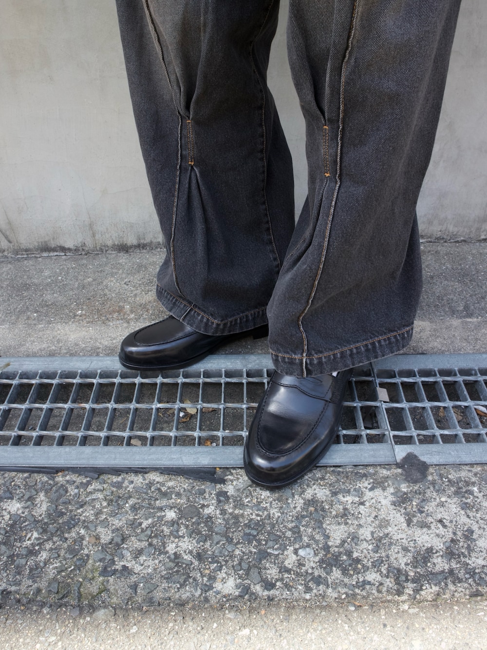 ブラック系のローファーを着用したメンズの春コーディネートの4枚目の写真