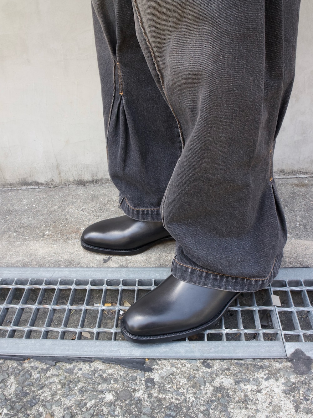 ブラック系のブーツを着用したメンズの春コーディネートの4枚目の写真