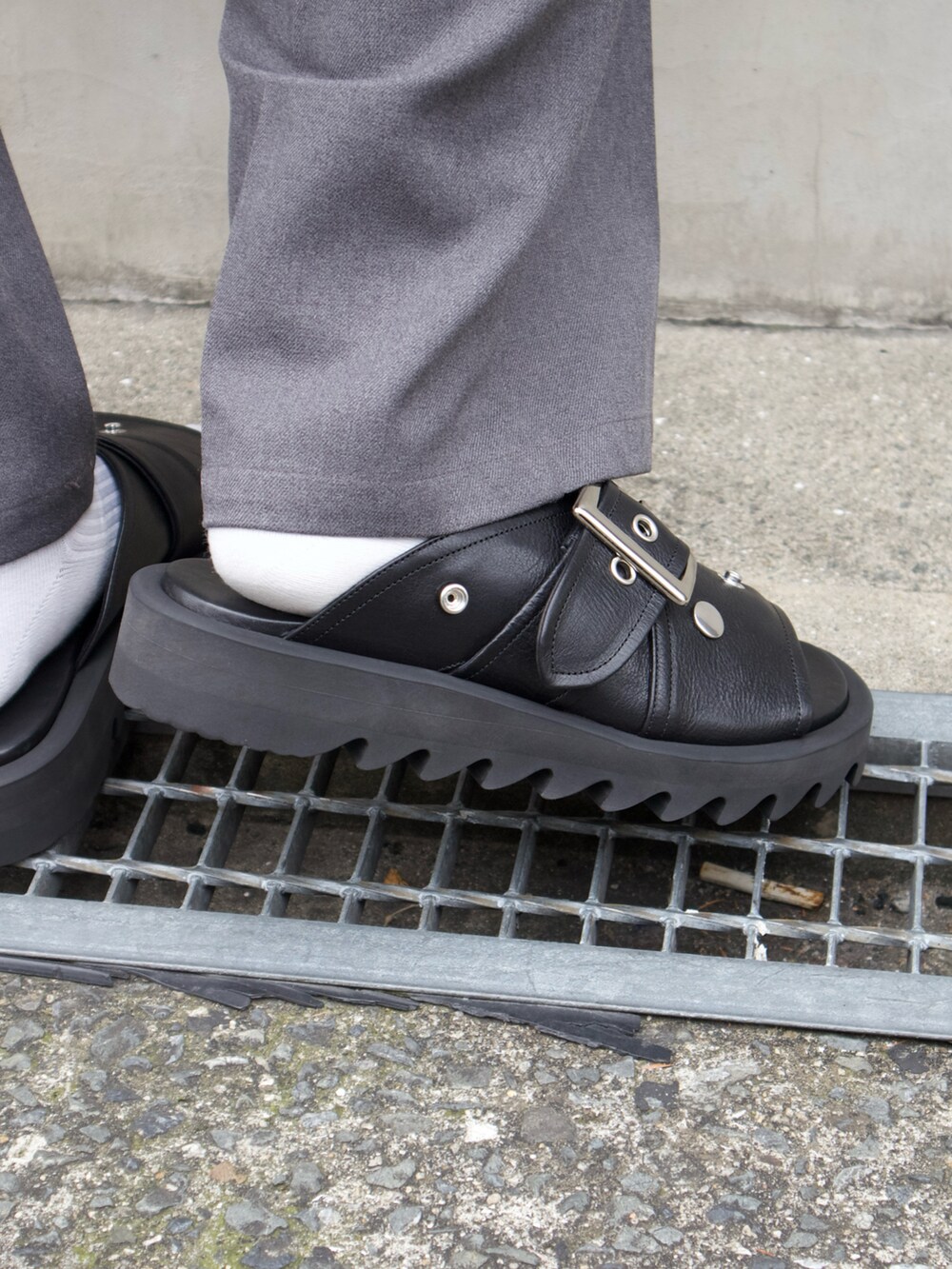 ブラック系のショルダーバッグ、ブラック系のサンダルを着用したメンズの夏コーディネートの4枚目の写真