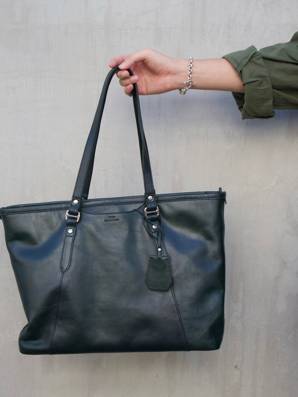 グリーン系のトートバッグ、グリーン系のサンダルを着用したメンズの夏コーディネートの4枚目の写真